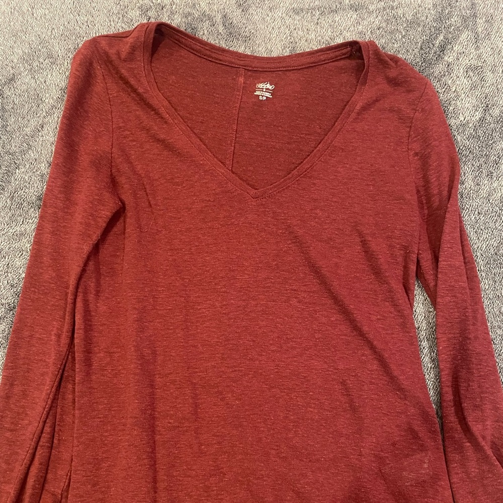 Women’s lightweight v-neck sweater
